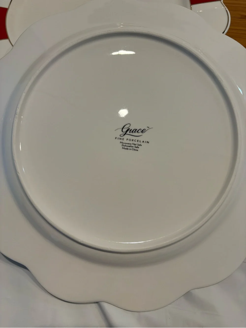 Grace Red and White Scalloped Rim Dinner Plates Set of 3 Mint - Picture 4 of 9